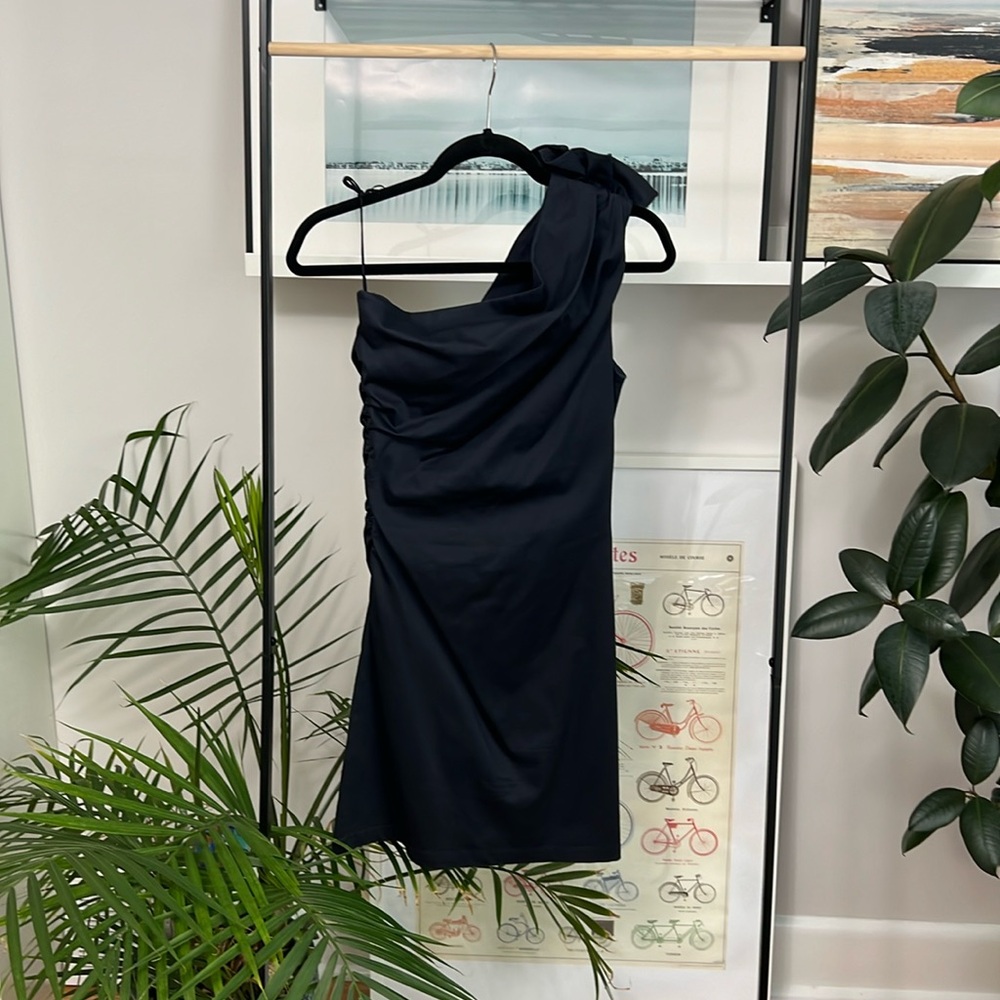 Perfect one-shoulder dress!